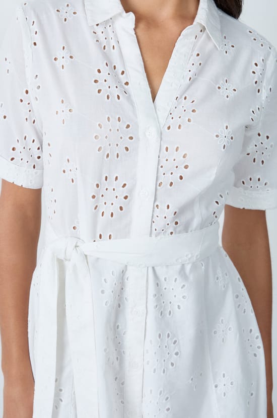 Robe courte en broderie anglaise;${refinementColor}