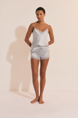 Short de pyjama en soie d&eacute;tails dentelle;${refinementColor}