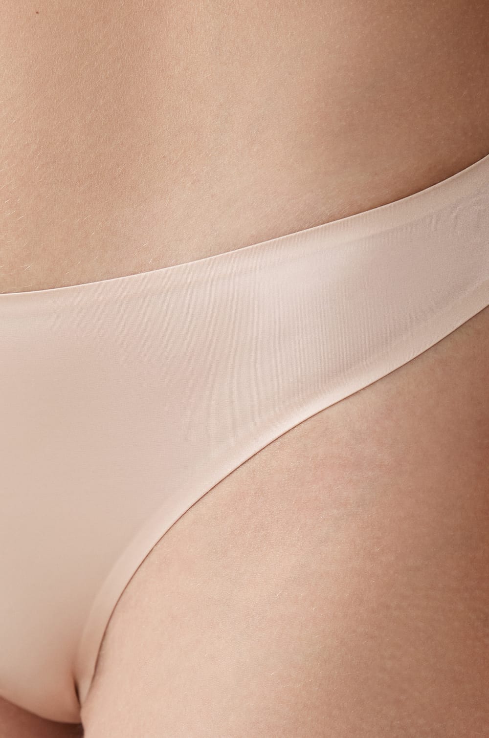 Tanga en microfibre;${refinementColor}