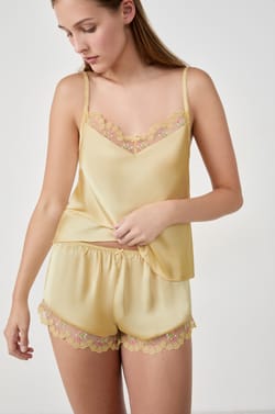 Satijnen shorts met kanten details;${refinementColor}