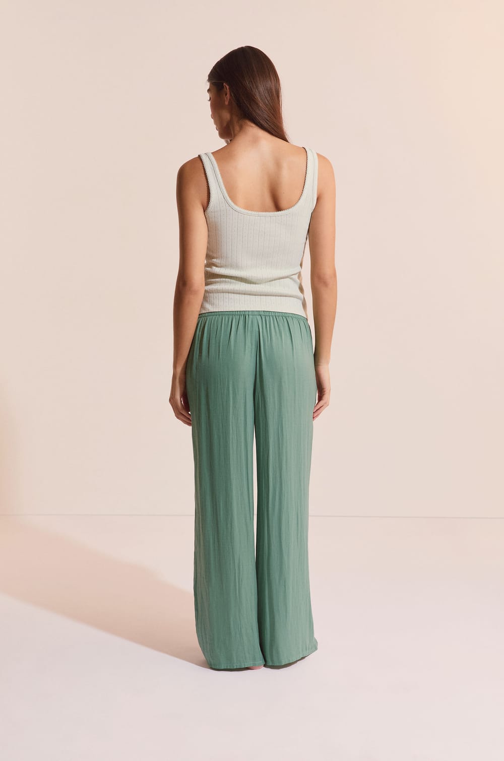 Pantalon de pyjama satin&eacute; coupe large;${refinementColor}