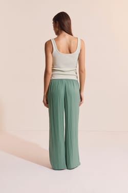 Pantalon de pyjama satin&eacute; coupe large;${refinementColor}