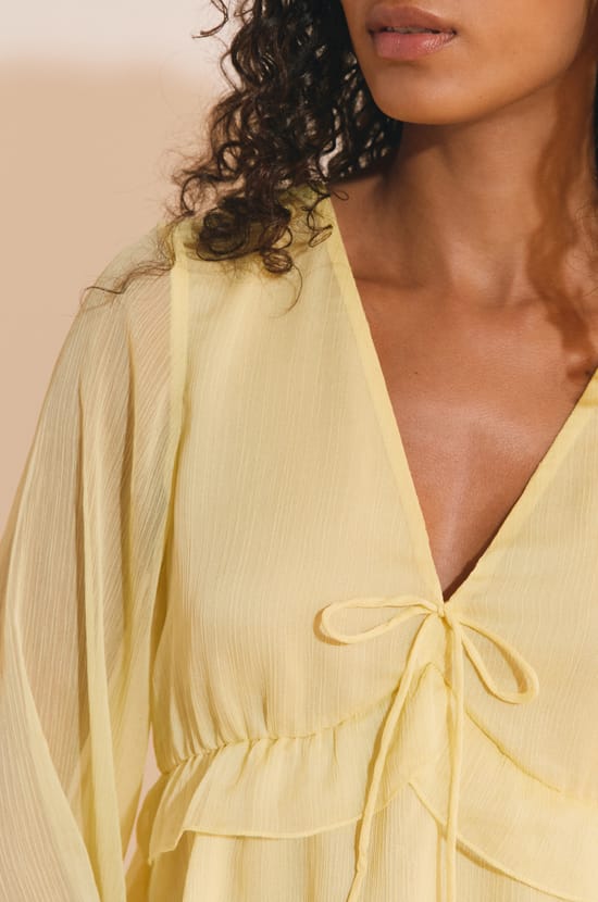 Blouse &agrave; volants avec manches transparentes;${refinementColor}