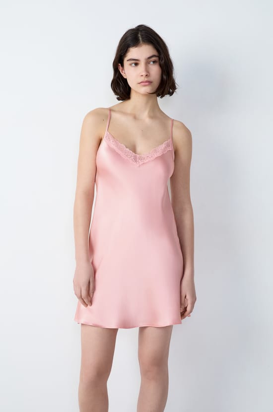 Camisón de seda con detalles de encaje;${refinementColor}