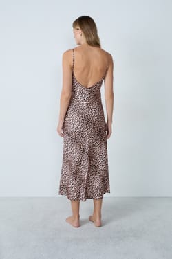 Camis&oacute;n satinado estampado leopardo;${refinementColor}