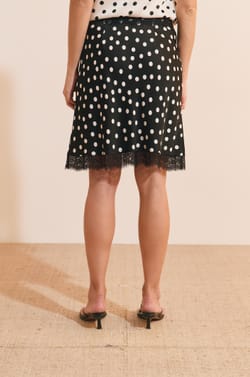Jupe courte satin&eacute;e &agrave; pois d&eacute;tails dentelle;${refinementColor}