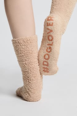 Chaussettes anti-d&eacute;rapantes en fausse fourrure avec broderie fox-terrier;${refinementColor}