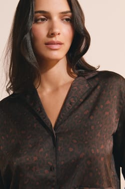 Chemise de pyjama satin&eacute;e &agrave; motifs;${refinementColor}