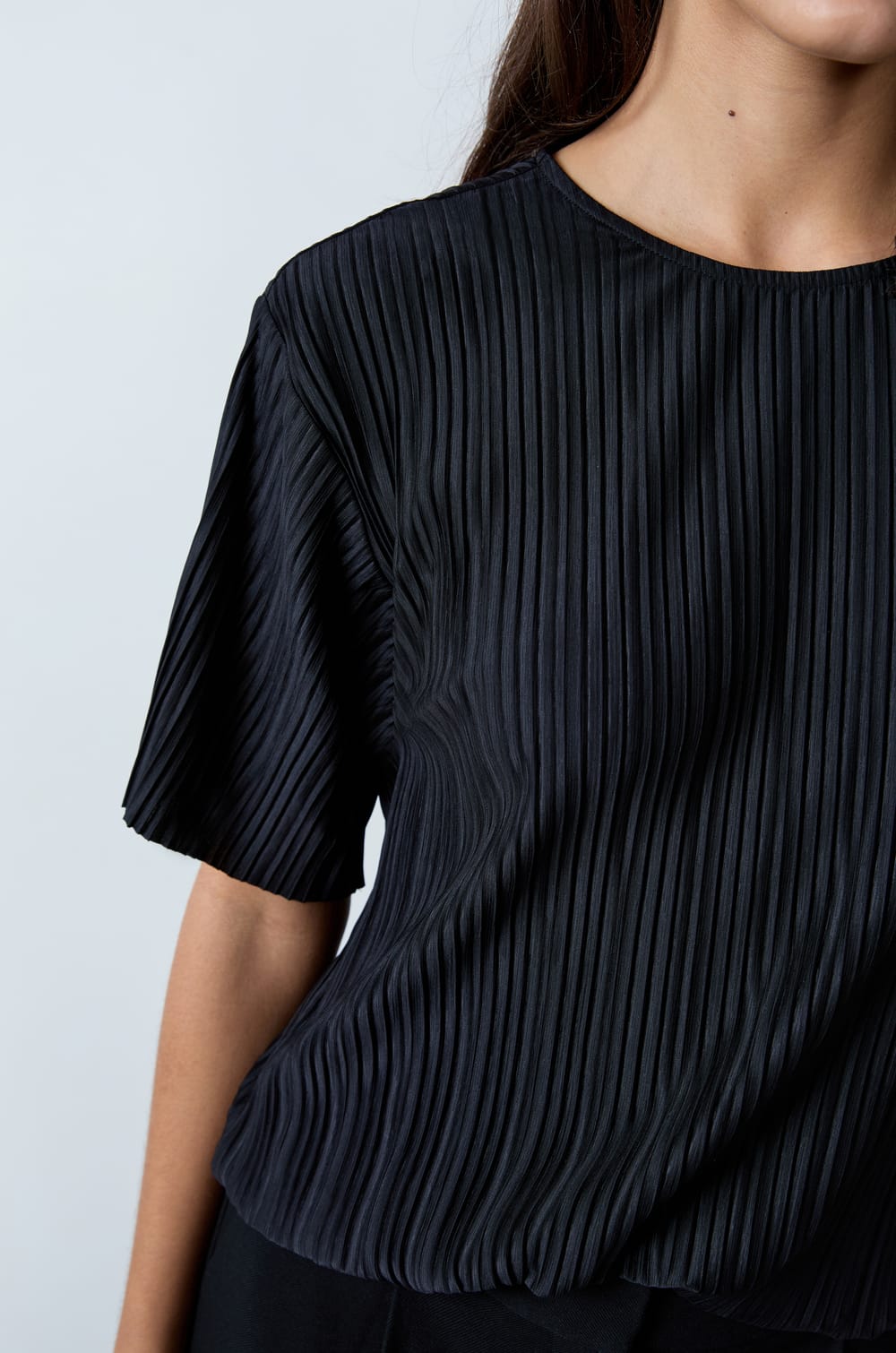 Short-sleeved pleated top;${refinementColor}