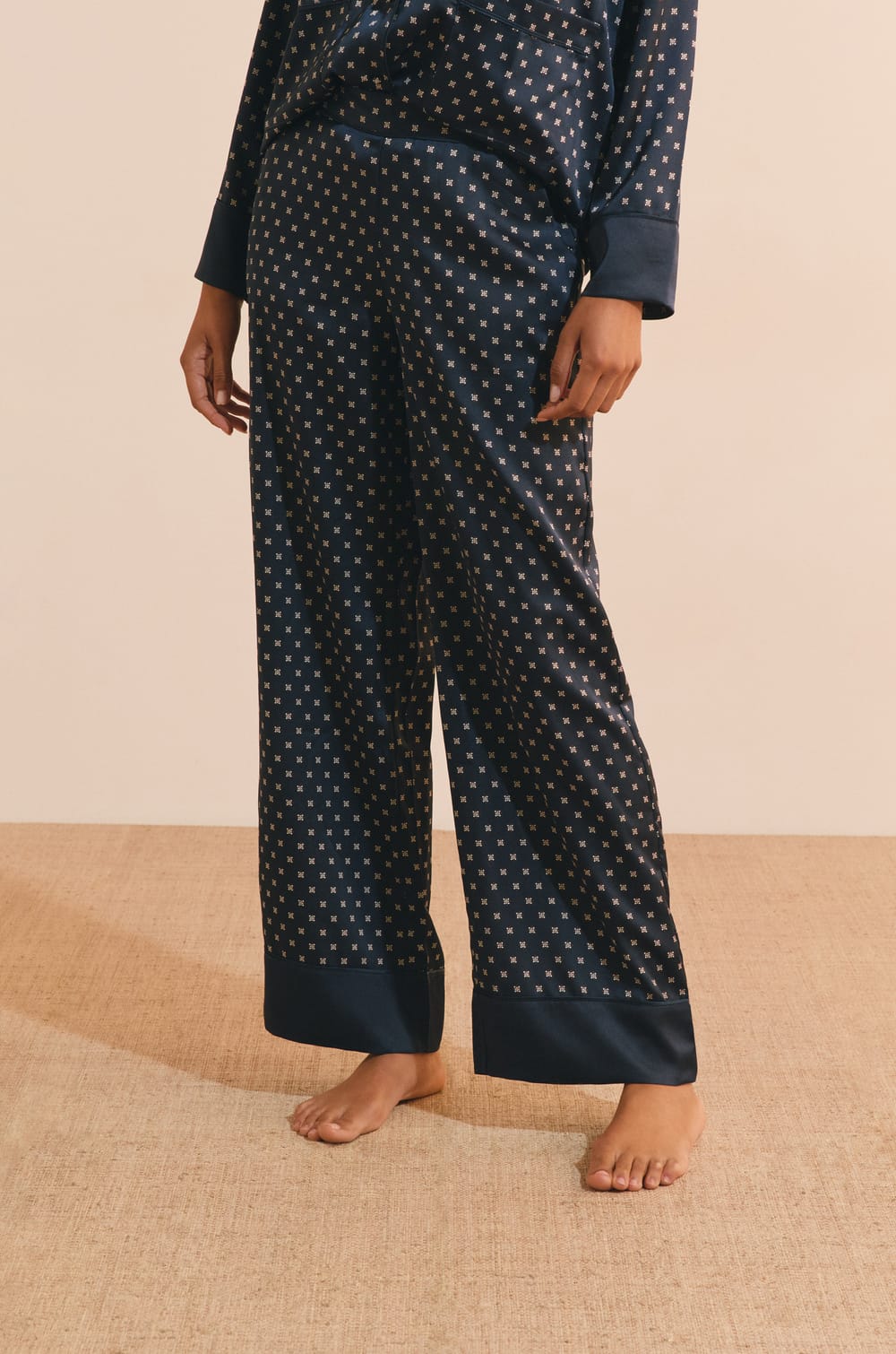 Pantalon de pyjama &agrave; pois satin&eacute;;${refinementColor}