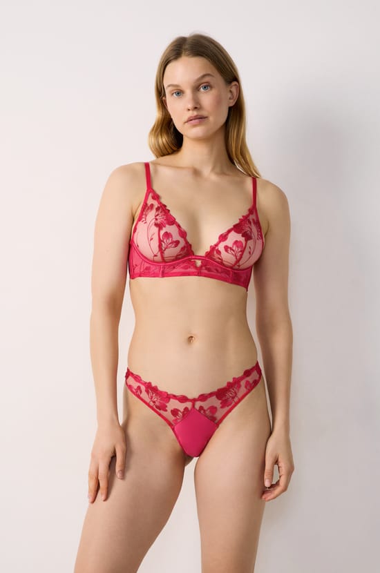 String en broderie fleurie;${refinementColor}