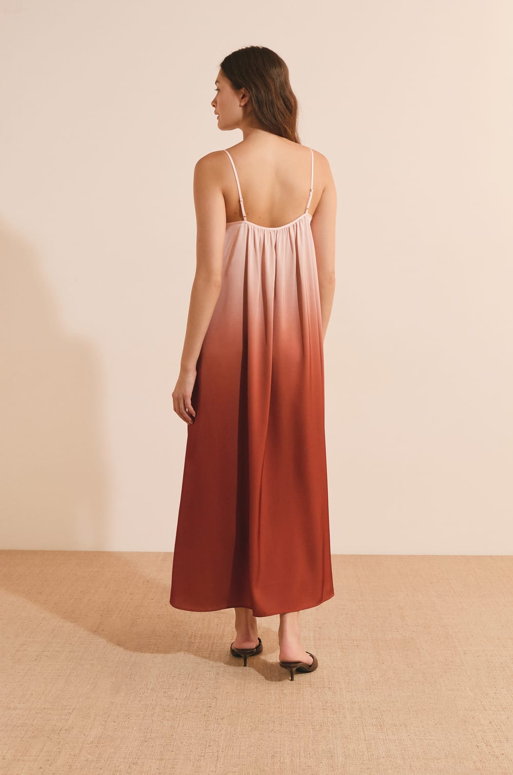 Robe midi fluide satin&eacute;e;${refinementColor}