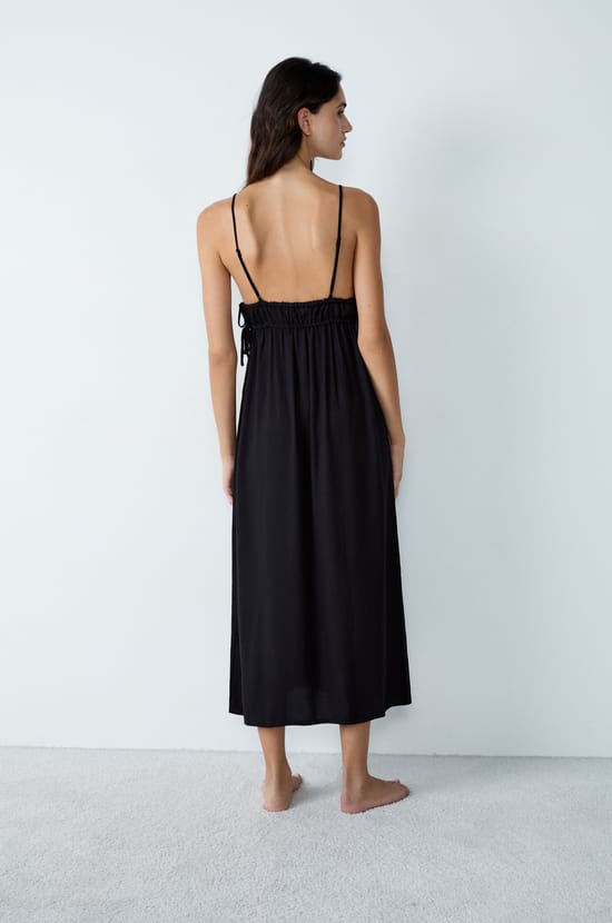 Nuisette longue à fines bretelles;${refinementColor}