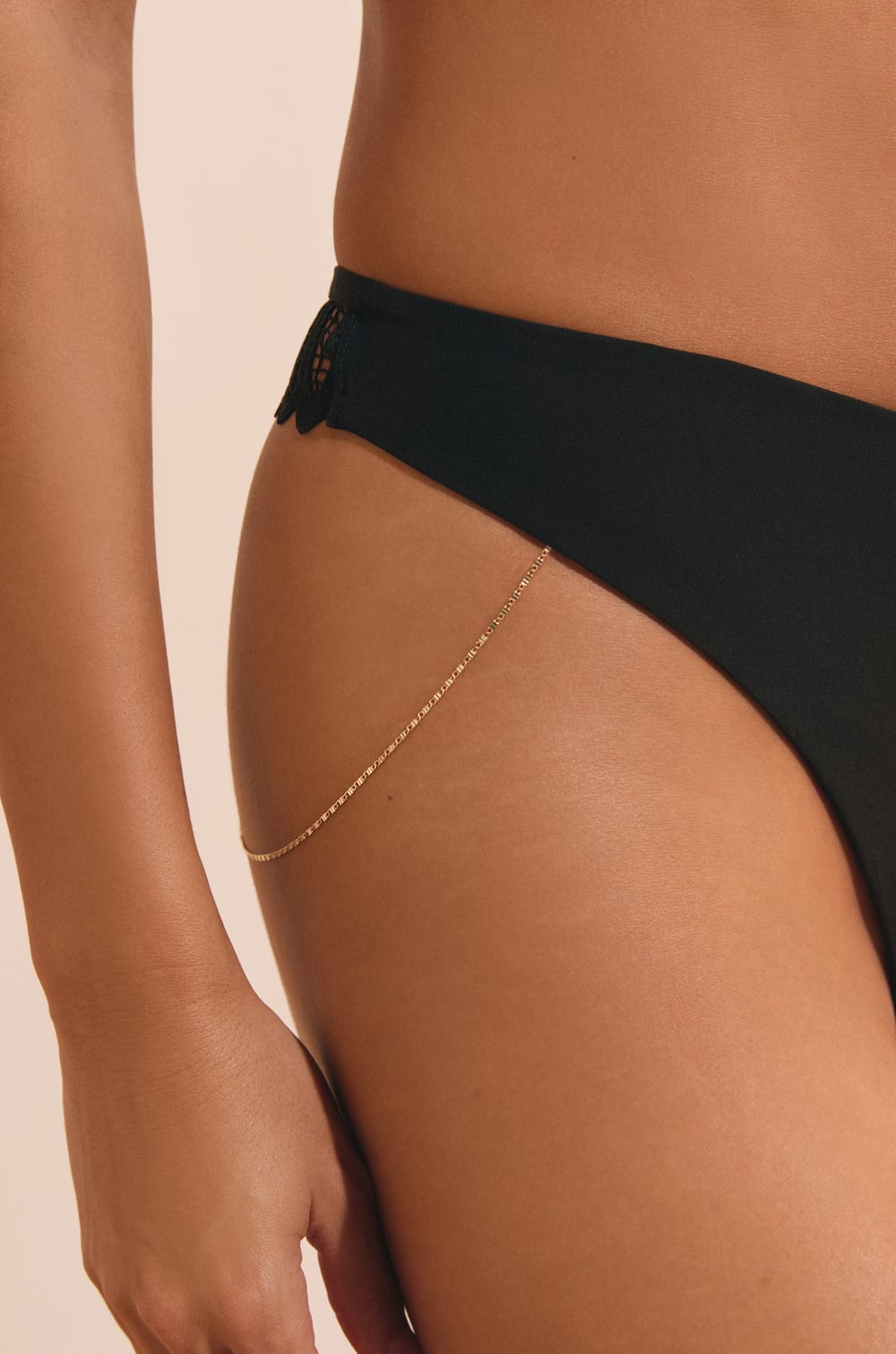 Tanga avec d&eacute;tail cha&icirc;ne;${refinementColor}