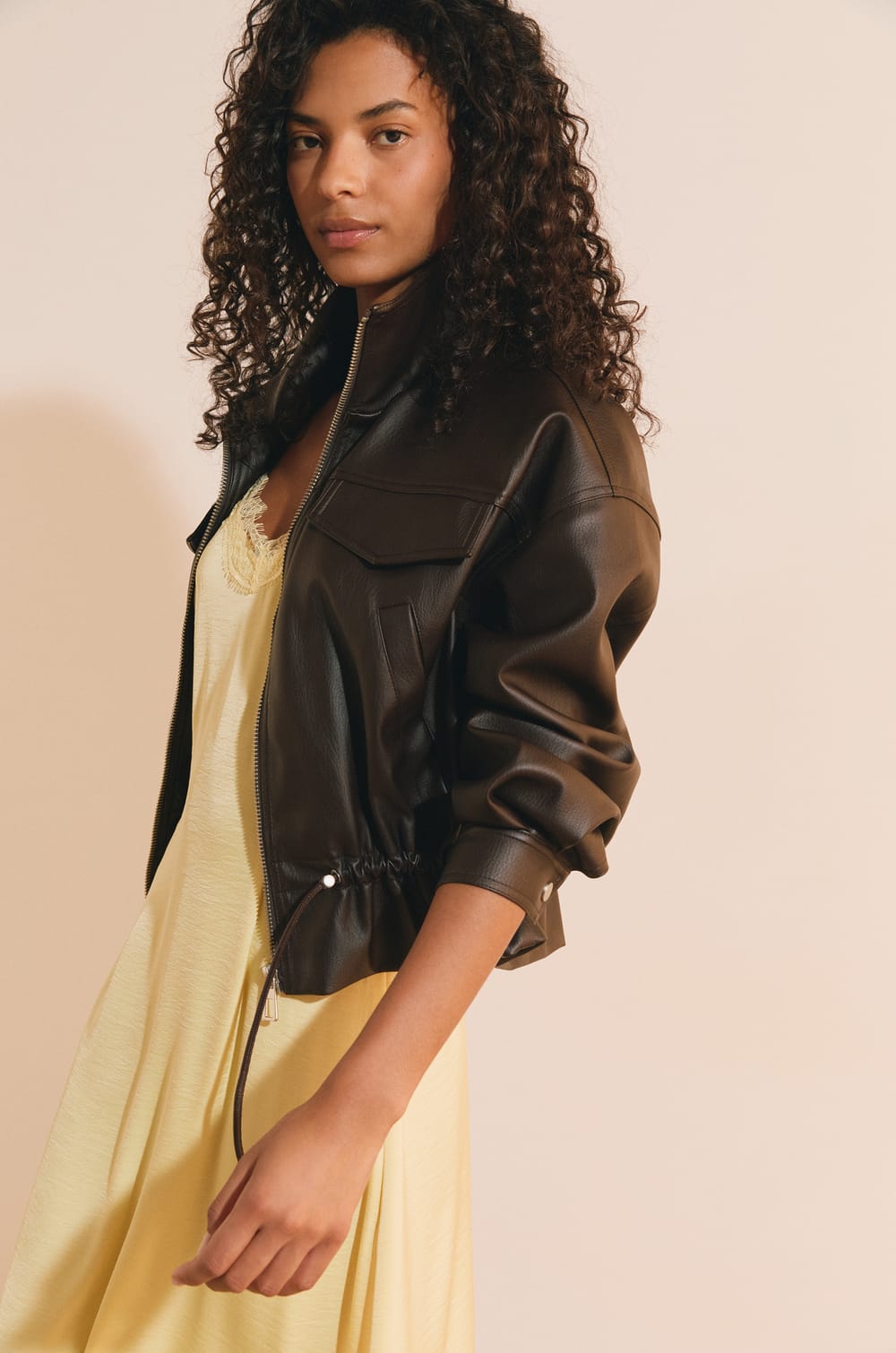 Robe longue &agrave; bretelles avec d&eacute;tails dentelle;${refinementColor}