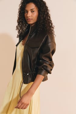 Robe longue &agrave; bretelles avec d&eacute;tails dentelle;${refinementColor}
