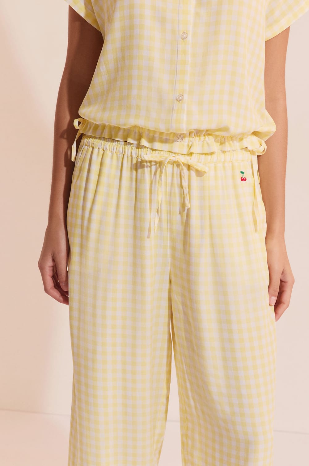 Pantalon &agrave; carreaux avec motif cerise;${refinementColor}