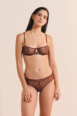 Braga brasile&ntilde;a con bordado floral;${refinementColor}