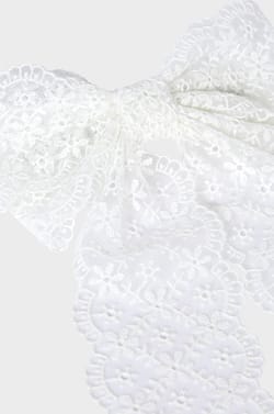 Haarspeld met geborduurde strik;${refinementColor}