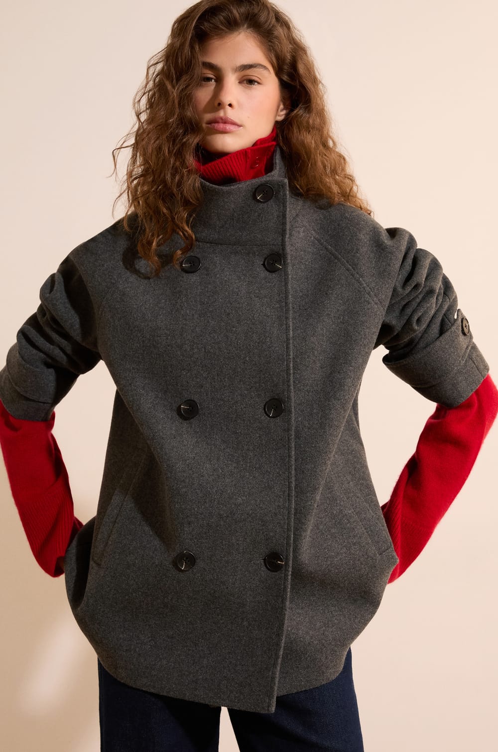 Manteau court col montant avec laine;${refinementColor}