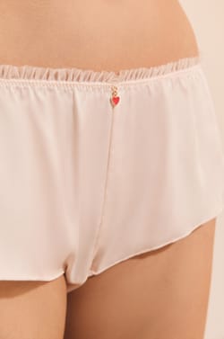 Shorty satin&eacute; avec charm;${refinementColor}