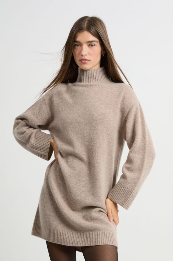 Robe courte en cachemire;${refinementColor}