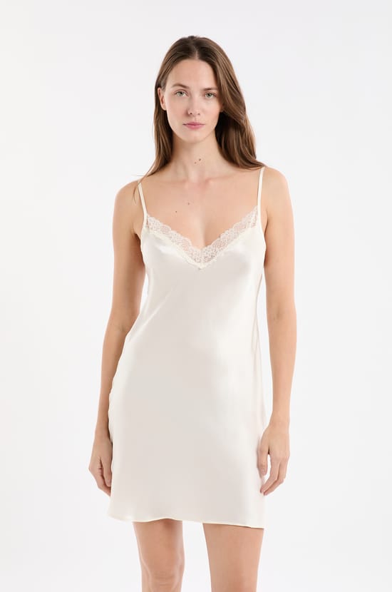 Camisón de seda con detalles de encaje;${refinementColor}