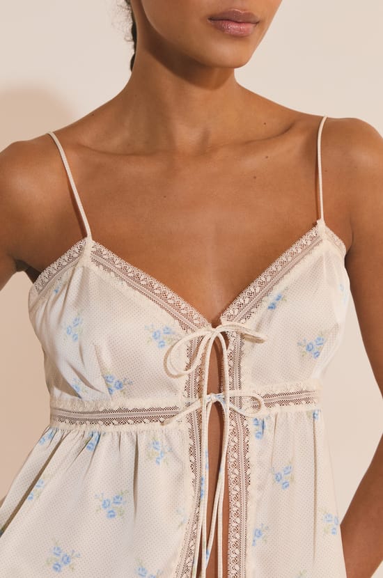 Top de pyjama satin&eacute; &agrave; n&oelig;uds;${refinementColor}