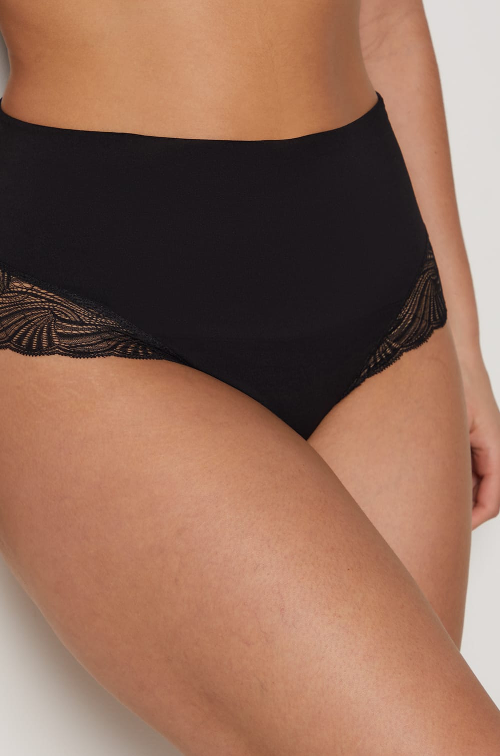 Tanga de talle alto moldeador con detalles de encaje - Sujeción media;${refinementColor}