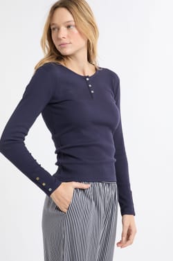 T-shirt manches longues en coton avec boutons;${refinementColor}