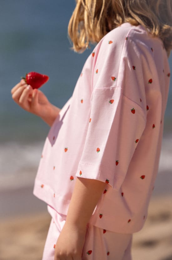Ensemble de pyjama 2 pi&egrave;ces motifs fraises pour enfant;${refinementColor}