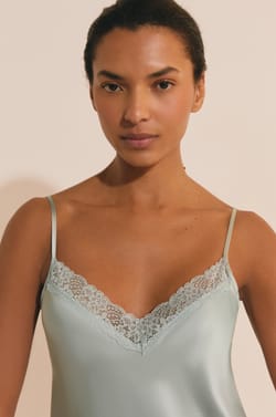 Caraco en soie d&eacute;tails dentelle;${refinementColor}