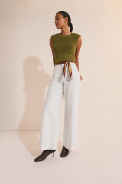 Jean droit &agrave; poches avant;${refinementColor}