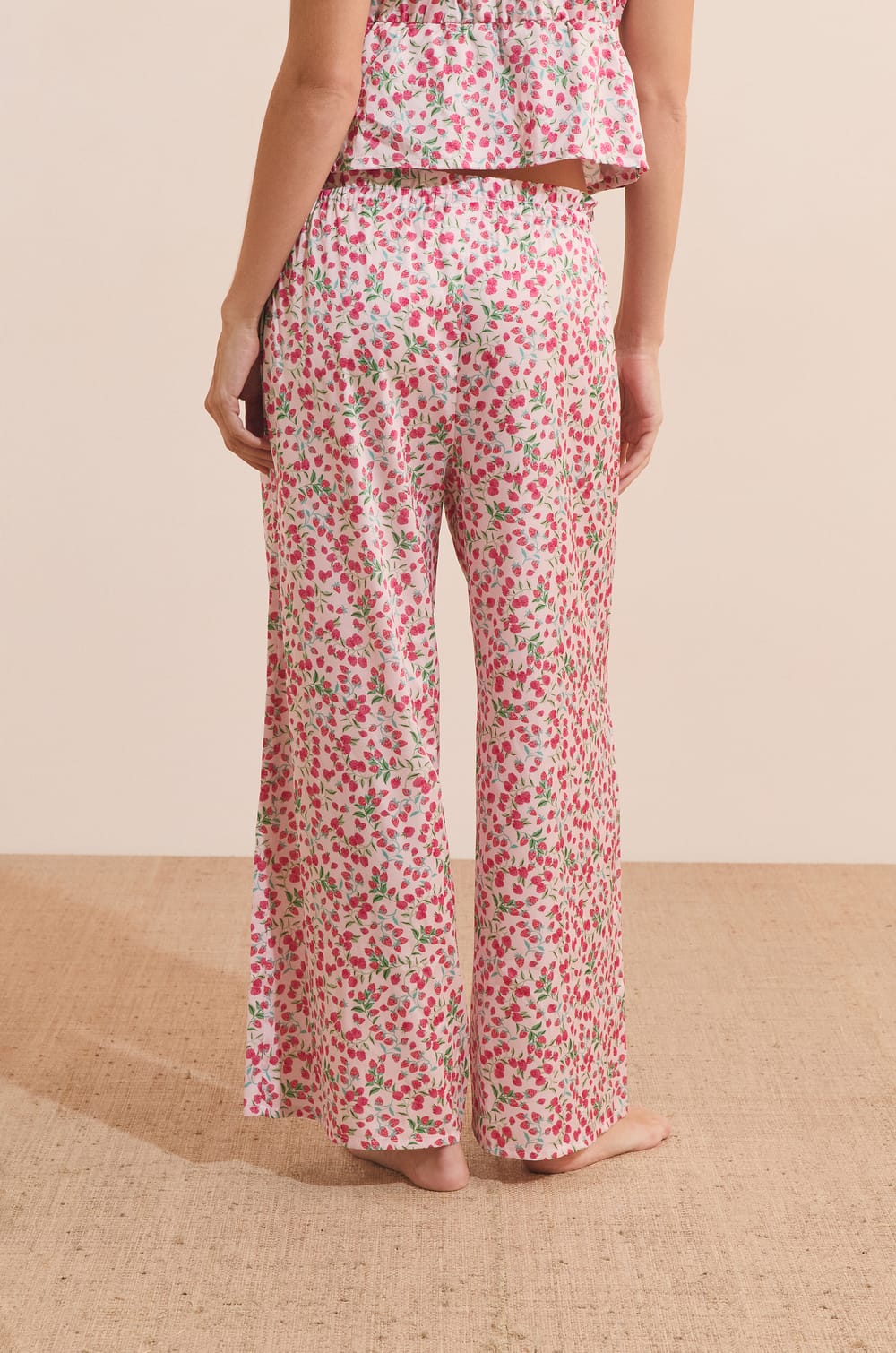 Pantalon de pyjama &agrave; motifs fleuris satin&eacute;;${refinementColor}