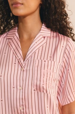 Chemise de pyjama &agrave; rayures satin&eacute;e;${refinementColor}