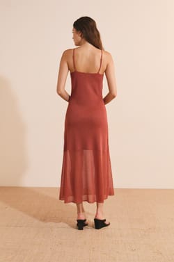 Robe longue &agrave; bretelles;${refinementColor}