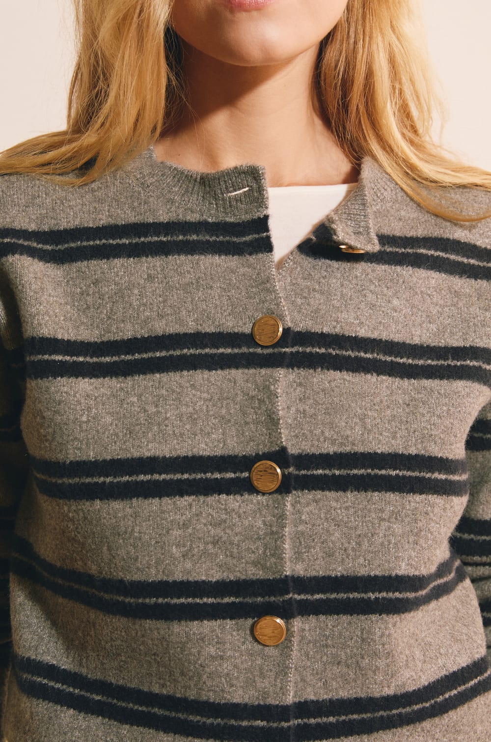 Pull manches longues &agrave; rayures avec d&eacute;tail bouton dor&eacute;;${refinementColor}