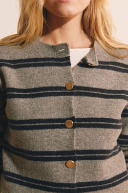 Pull manches longues &agrave; rayures avec d&eacute;tail bouton dor&eacute;;${refinementColor}