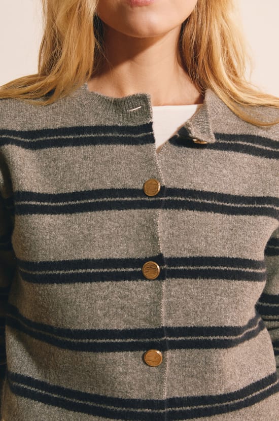 Pull manches longues &agrave; rayures avec d&eacute;tail bouton dor&eacute;;${refinementColor}