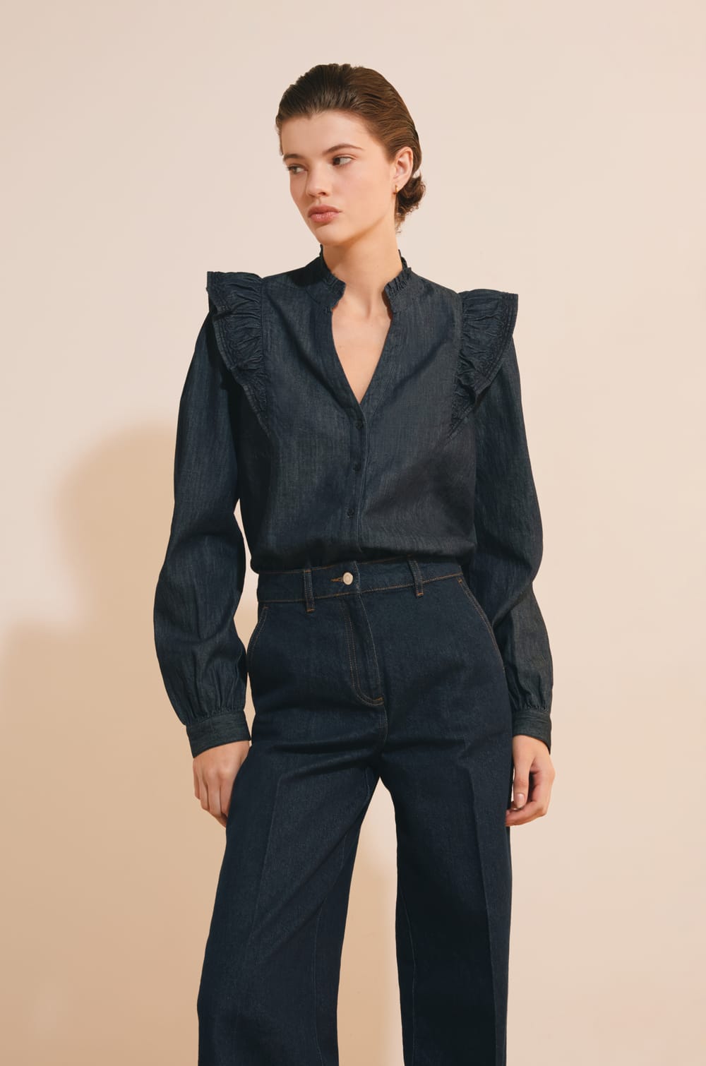 Blouse en jean &agrave; volants;${refinementColor}