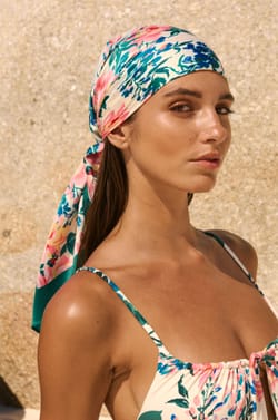 Foulard fleuri;${refinementColor}