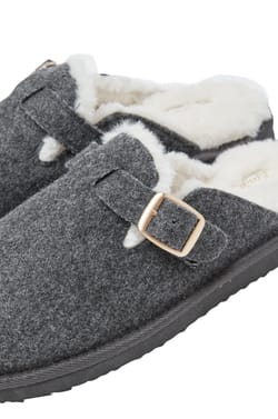 Chaussons mules;${refinementColor}
