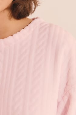 Pull col rond avec motifs tress&eacute;s;${refinementColor}