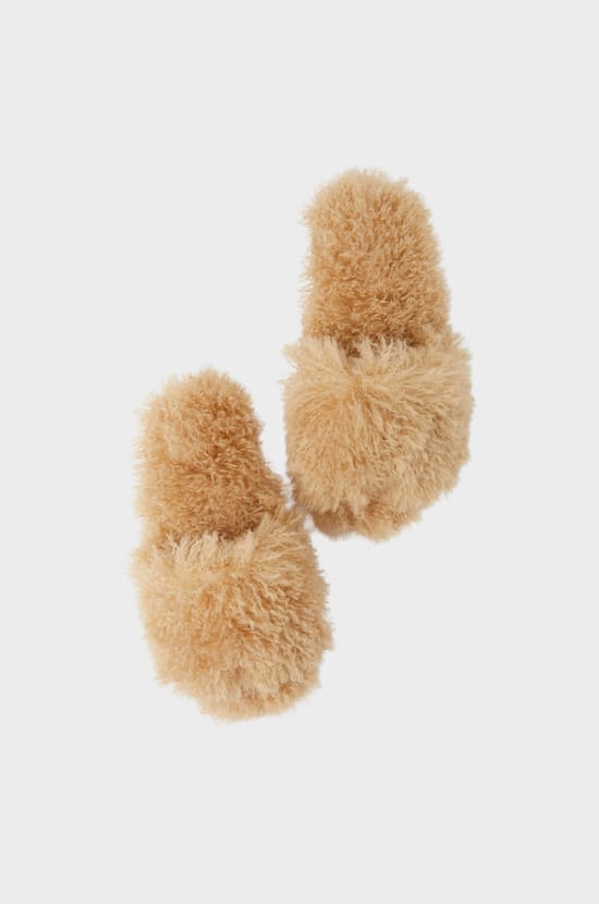 Chaussons tongs avec fausse fourrure;${refinementColor}