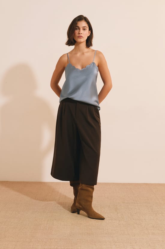Caraco satin&eacute; avec d&eacute;tails en broderie;${refinementColor}