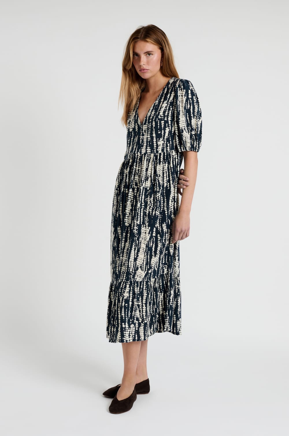 Robe longue col V imprimée;${refinementColor}