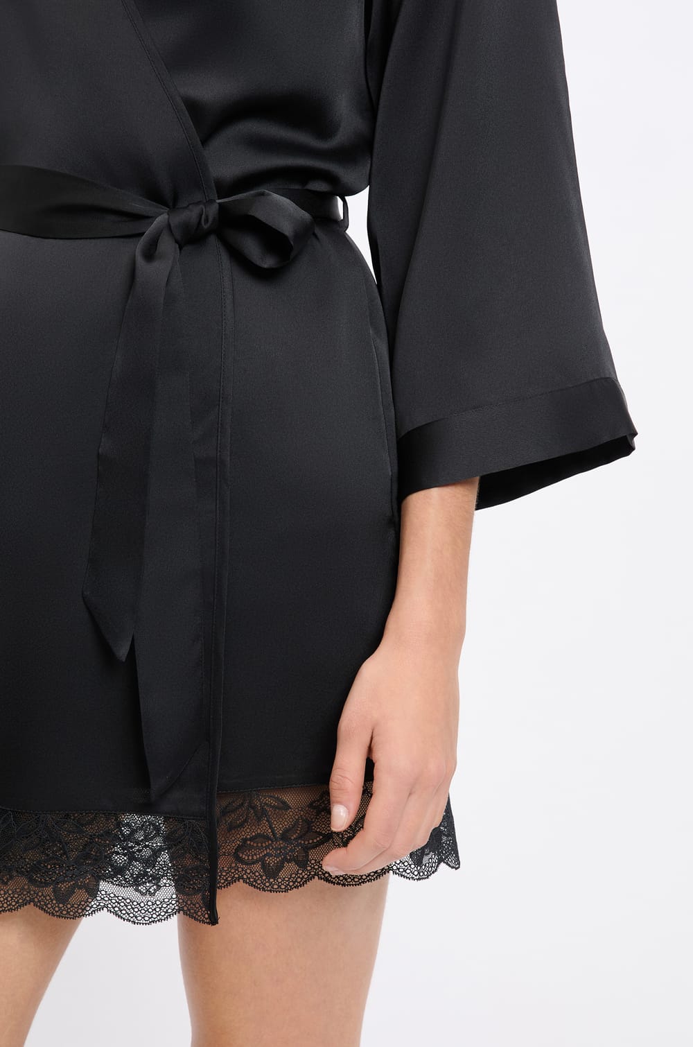 Déshabillé satiné détails dentelle;${refinementColor}