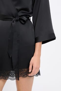 Déshabillé satiné détails dentelle;${refinementColor}