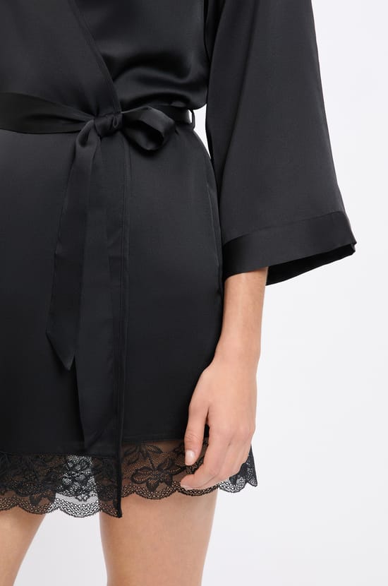 Déshabillé satiné détails dentelle;${refinementColor}