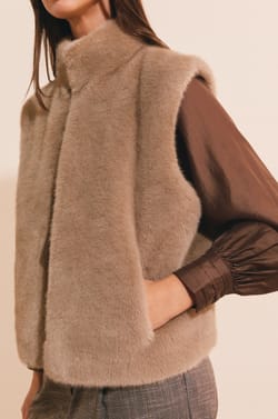 Gilet sans manches en fausse fourrure;${refinementColor}